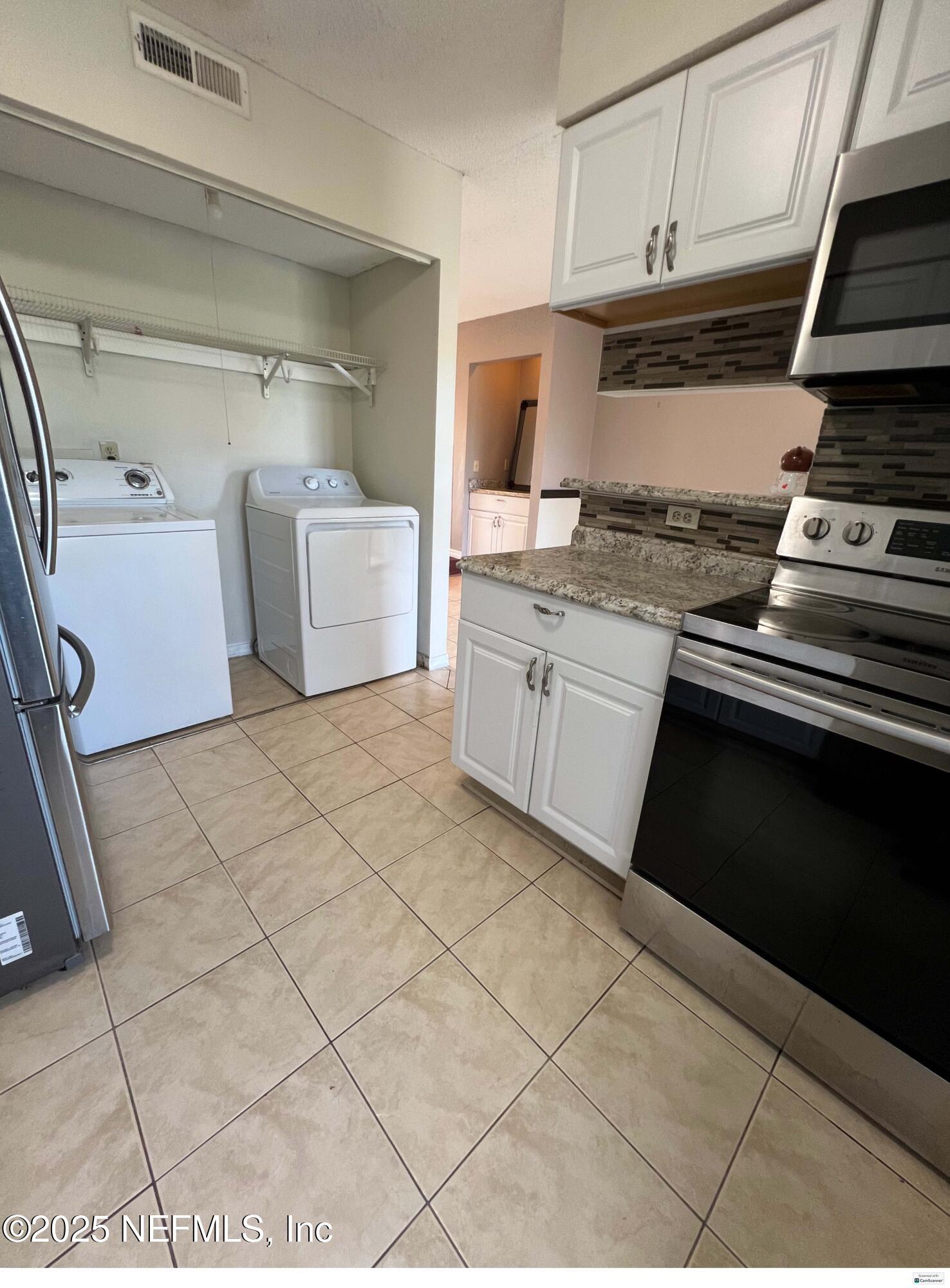 10200 Belle Rive Boulevard, Unit 83 Jacksonville, FL 32256 - Photo 13 of 21 a kitchen with a stove and a refrigerator