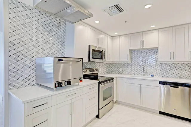 $3,500 | 5280 North Ocean Drive, Unit 14D, Riviera Beach, FL 33404