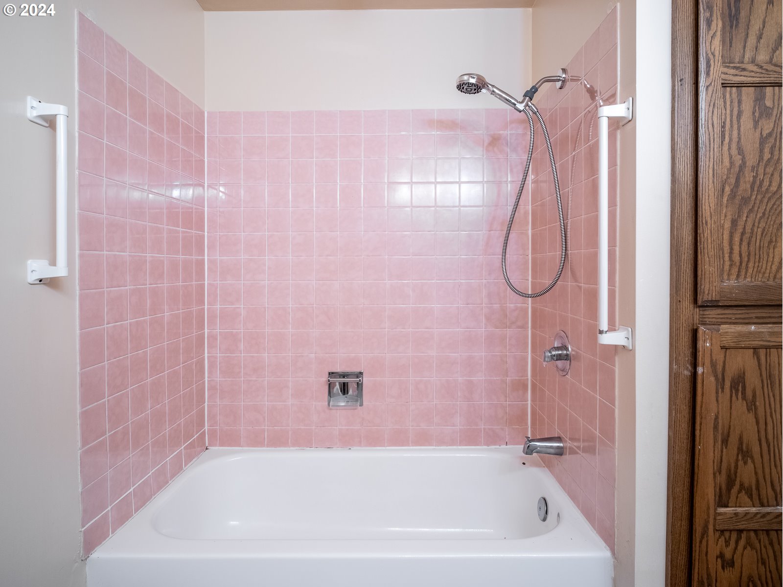 3238 Southeast 176th Place Portland, OR 97236 - Photo 20 of 31 a bathroom with a bath tub