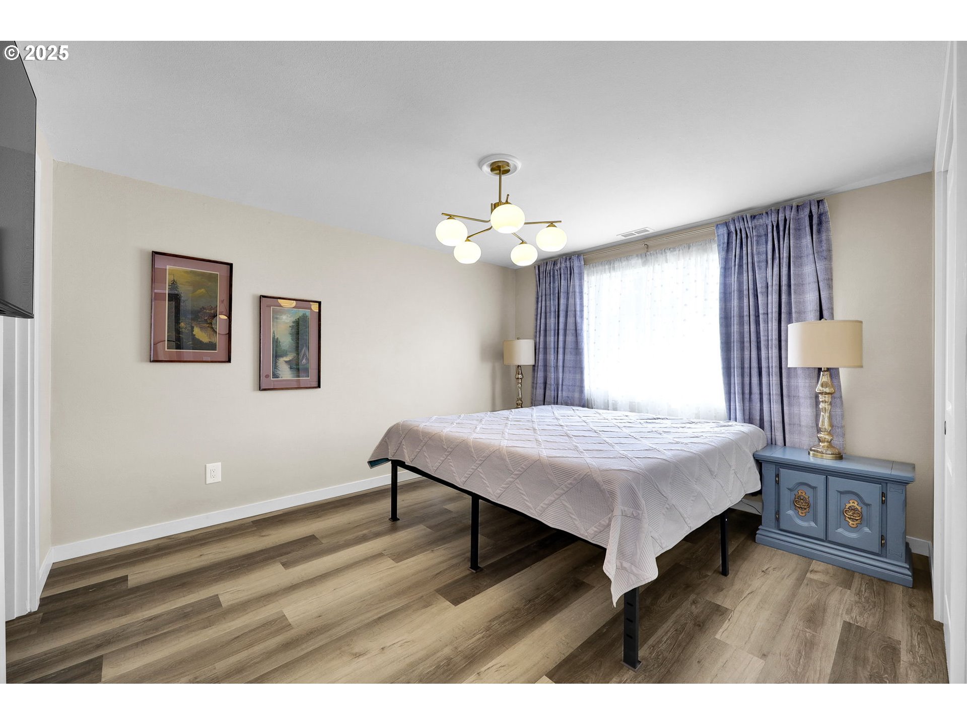 3045 Pheasant Boulevard Springfield, OR 97477 - Photo 21 of 43 a bedroom with a bed window and a table