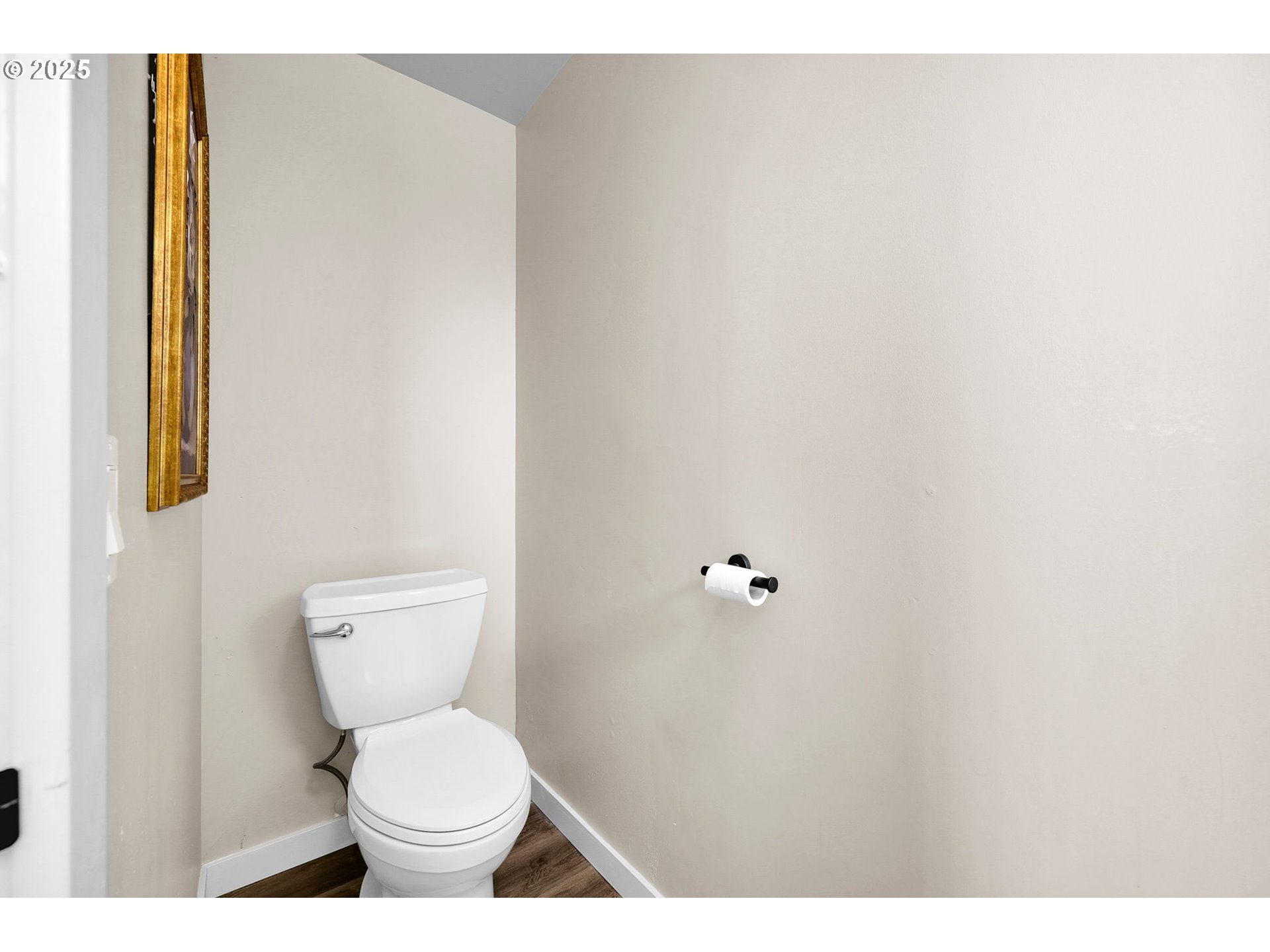 3045 Pheasant Boulevard Springfield, OR 97477 - Photo 30 of 43 a bathroom with a toilet