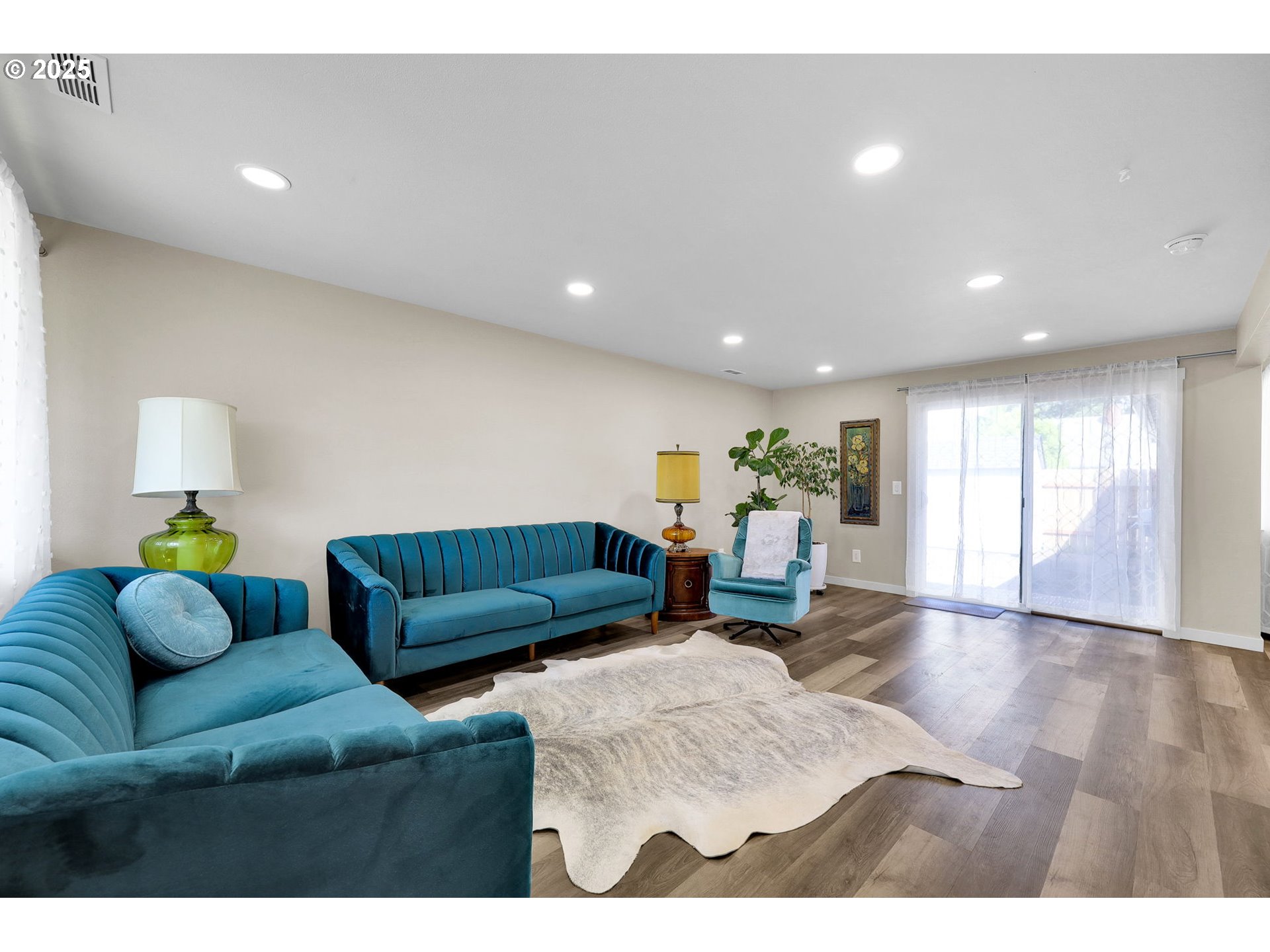3045 Pheasant Boulevard Springfield, OR 97477 - Photo 3 of 43 a living room with furniture and wooden floor