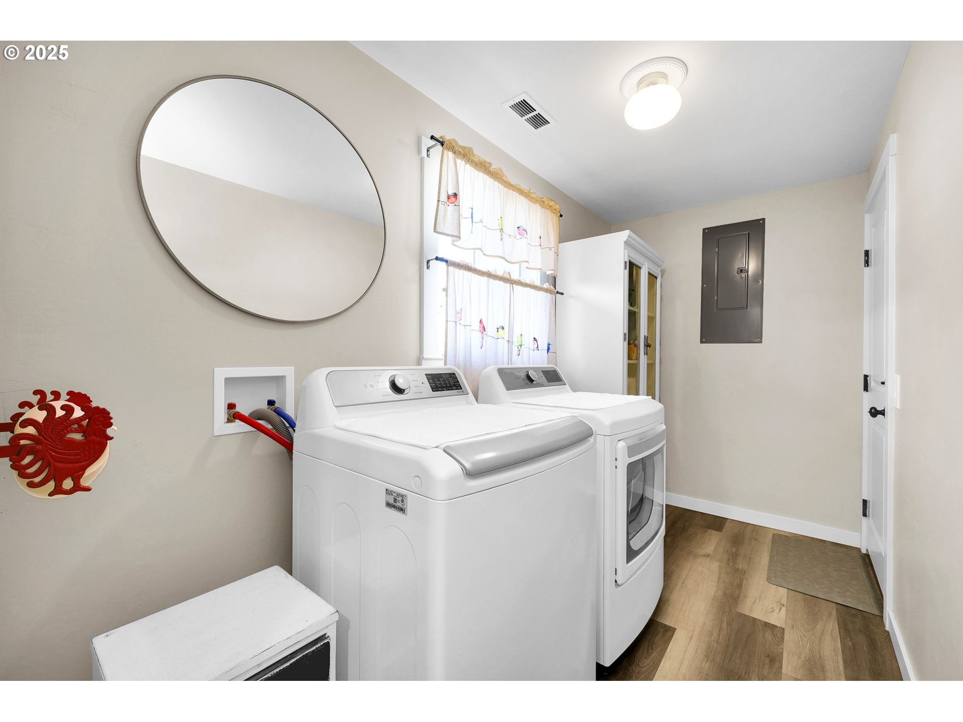 3045 Pheasant Boulevard Springfield, OR 97477 - Photo 31 of 43 a bathroom with a sink and a mirror
