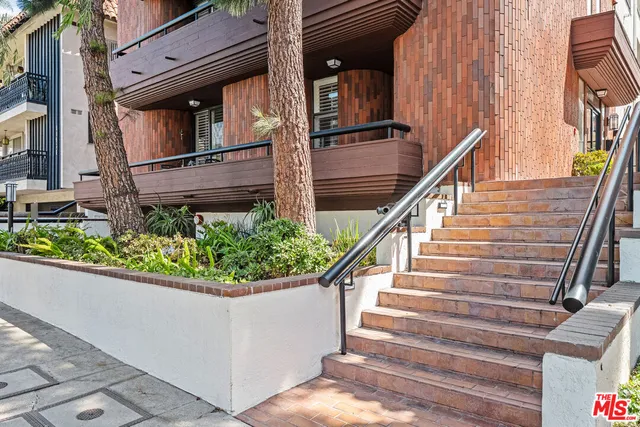 a view of entryway with a front door