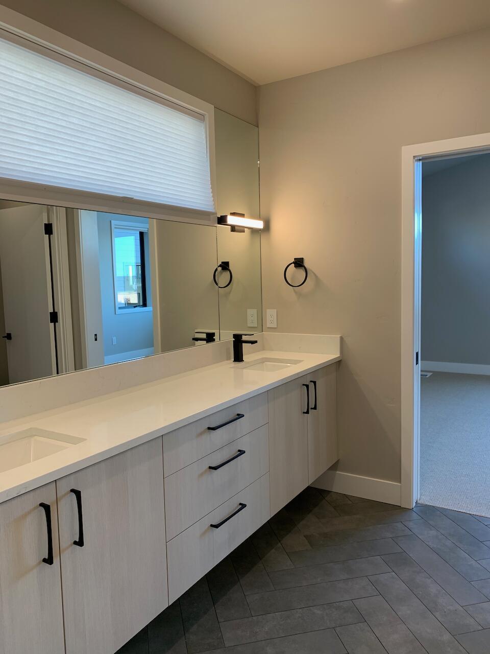 19150 Gateway Loop, Unit LOT 9 Bend, OR 97702 - Photo 10 of 25 Main level primary bathroom.