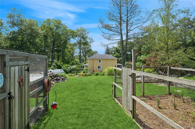 a view of a backyard