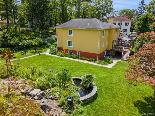 a view of a house with backyard
