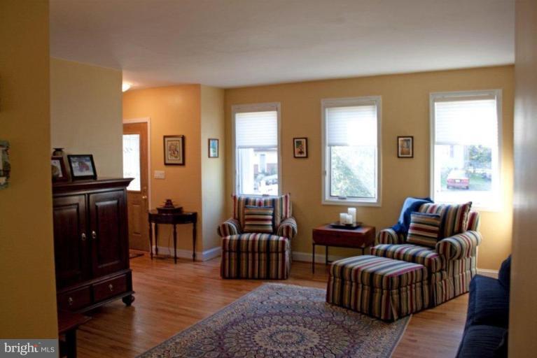 1052 Blackwell Road Annapolis, MD 21403 - Photo 14 of 19 Living Room