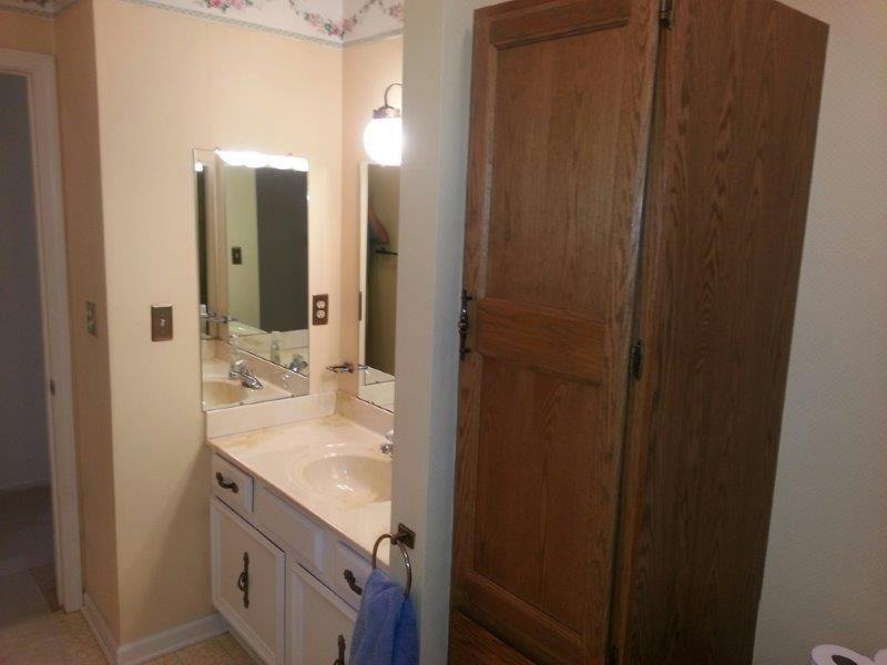 6436 Ridgeview Drive Roanoke, VA 24019 - Photo 9 of 41 Hall Bathroom
