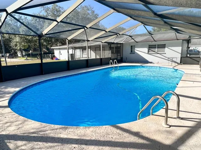 a view of a backyard