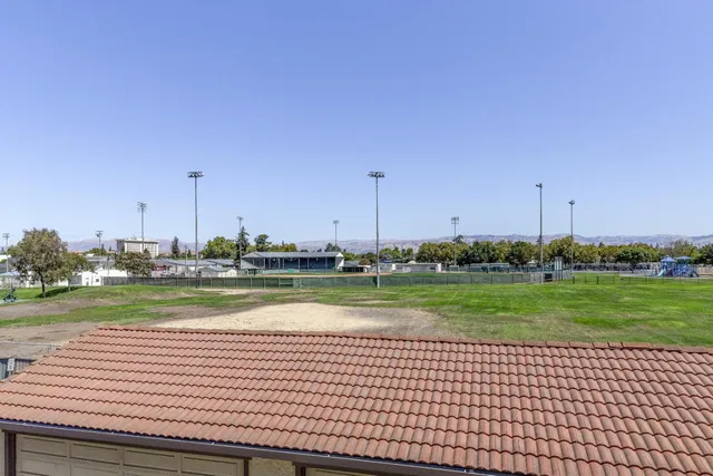 a view of a back yard