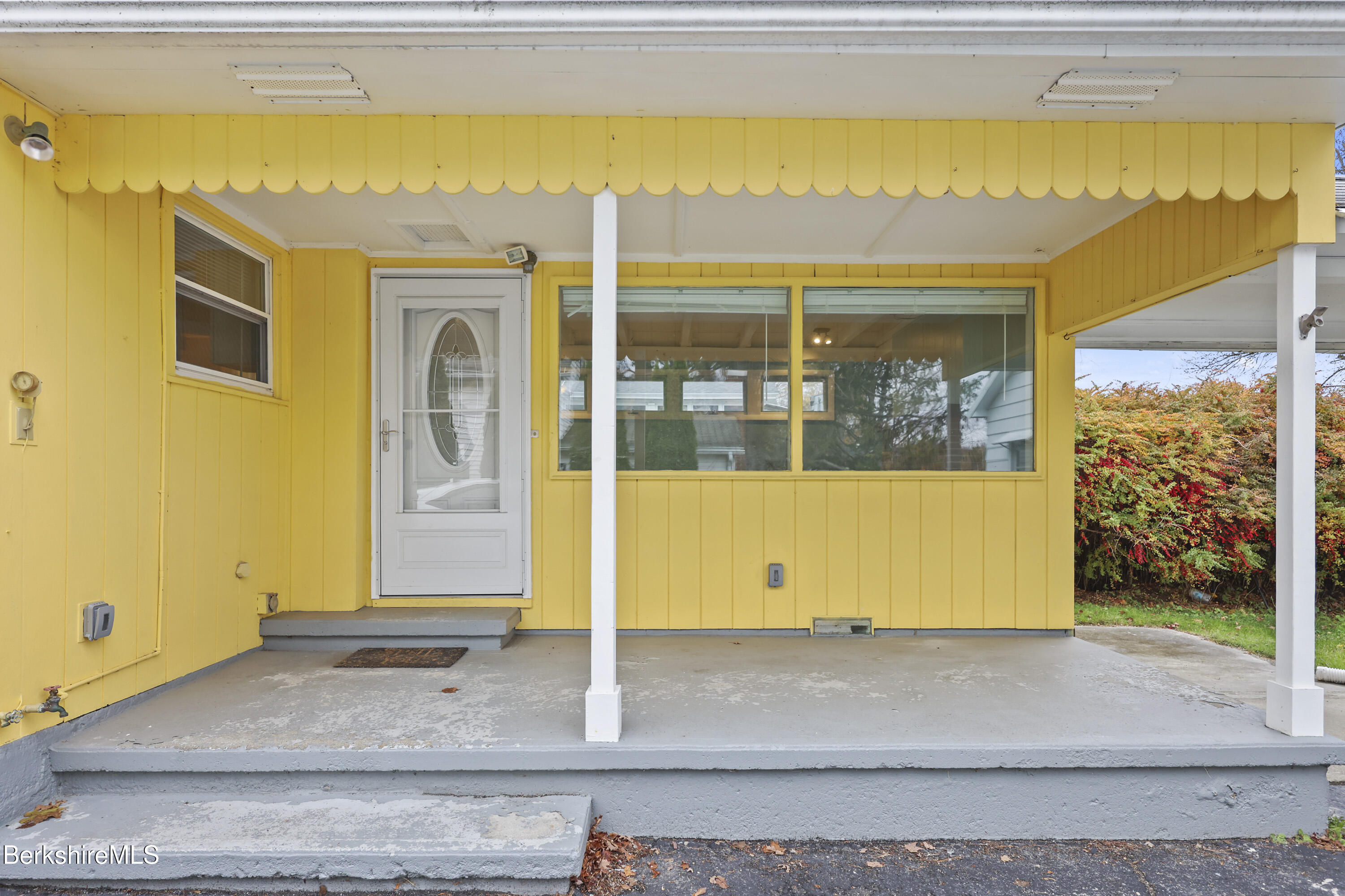 559 Onota Street Pittsfield, MA 01201 - Photo 3 of 29 side entry