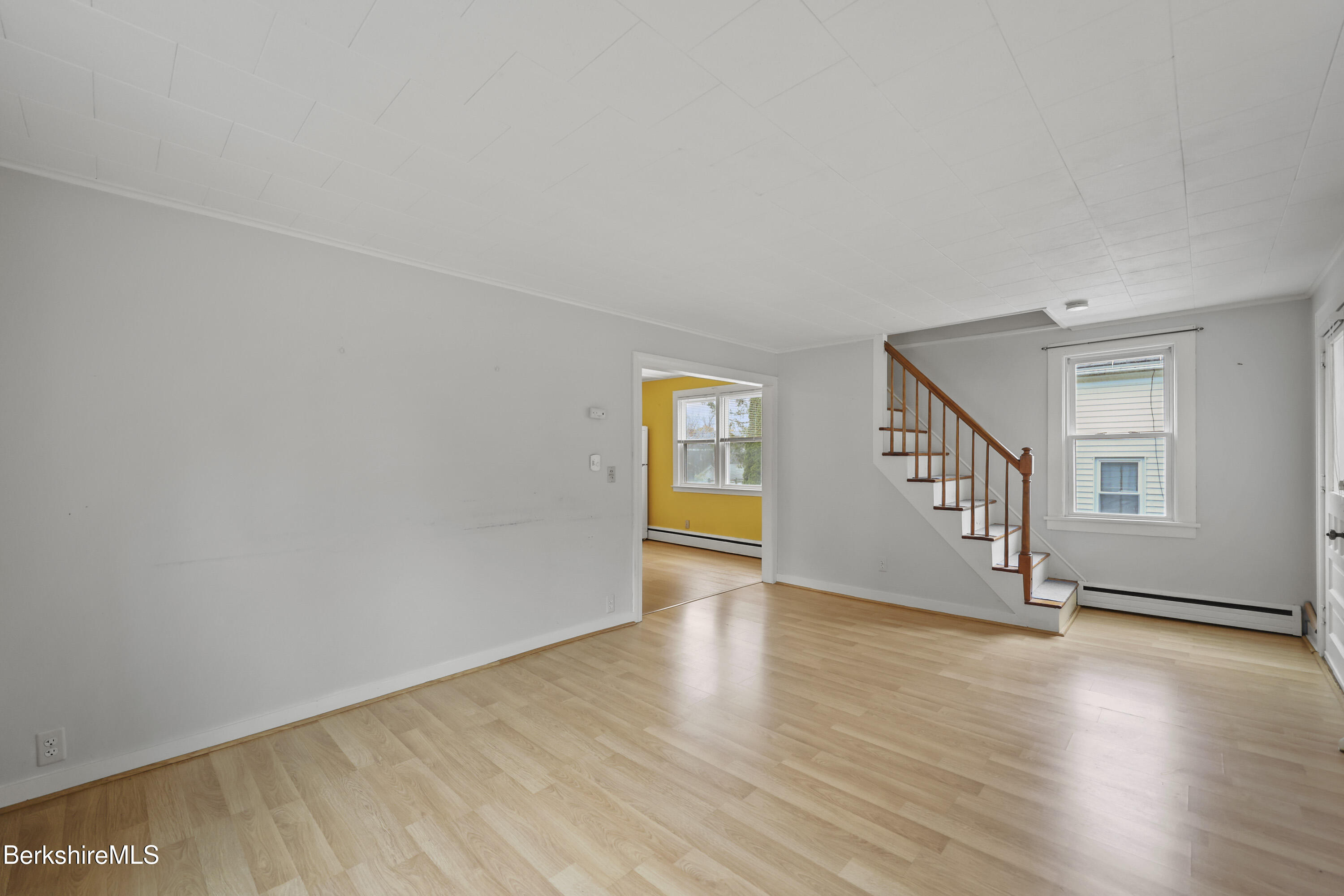 559 Onota Street Pittsfield, MA 01201 - Photo 4 of 29 living room