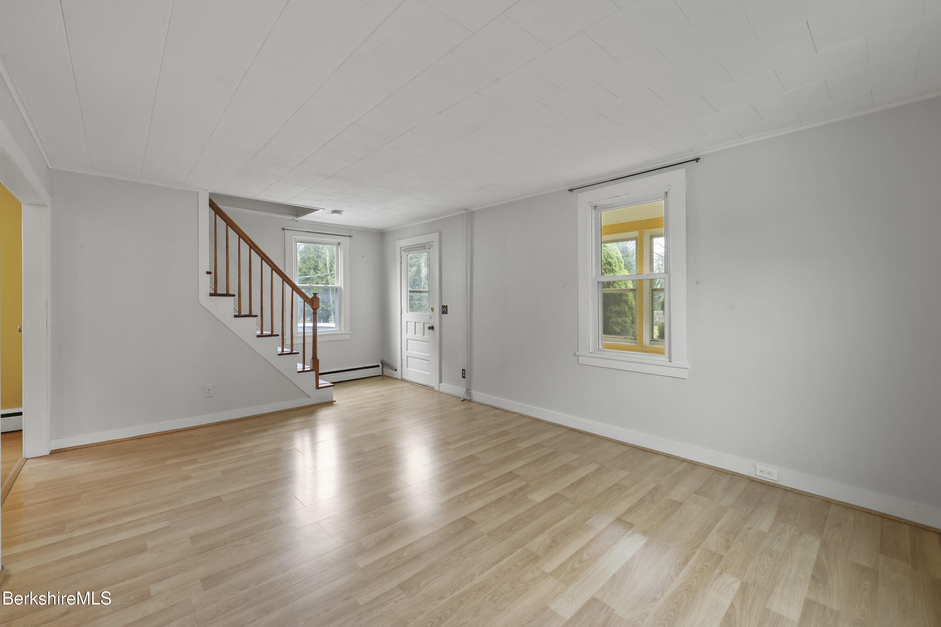 559 Onota Street Pittsfield, MA 01201 - Photo 6 of 29 living room