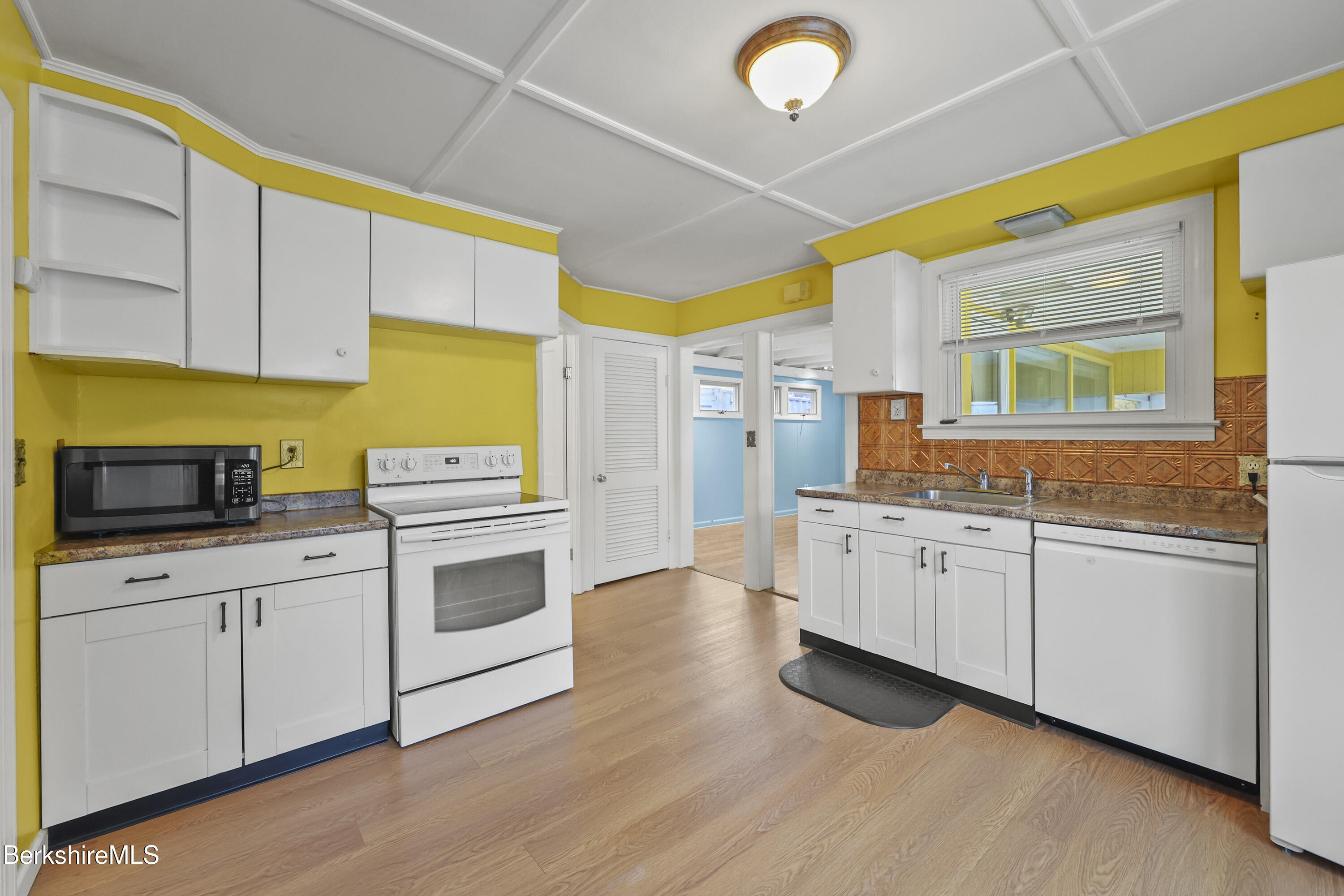 559 Onota Street Pittsfield, MA 01201 - Photo 7 of 29 kitchen