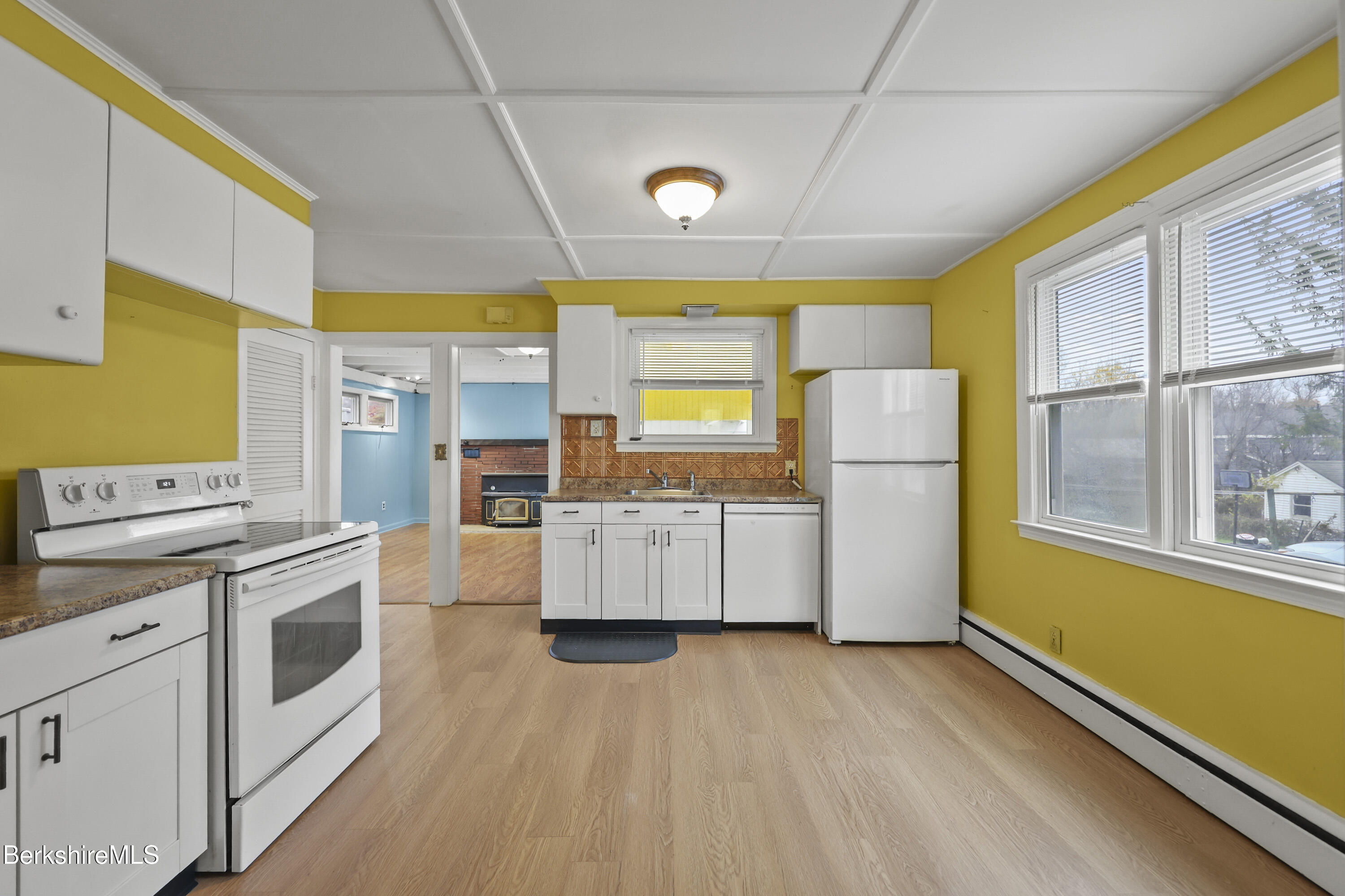 559 Onota Street Pittsfield, MA 01201 - Photo 9 of 29 kitchen