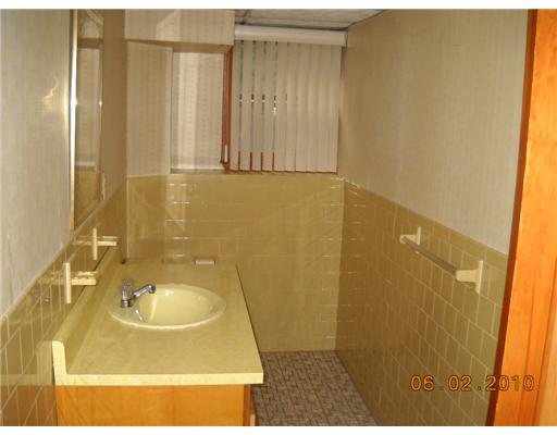 1 York Road Johnston, RI 02919 - Photo 11 of 12 Bathroom.