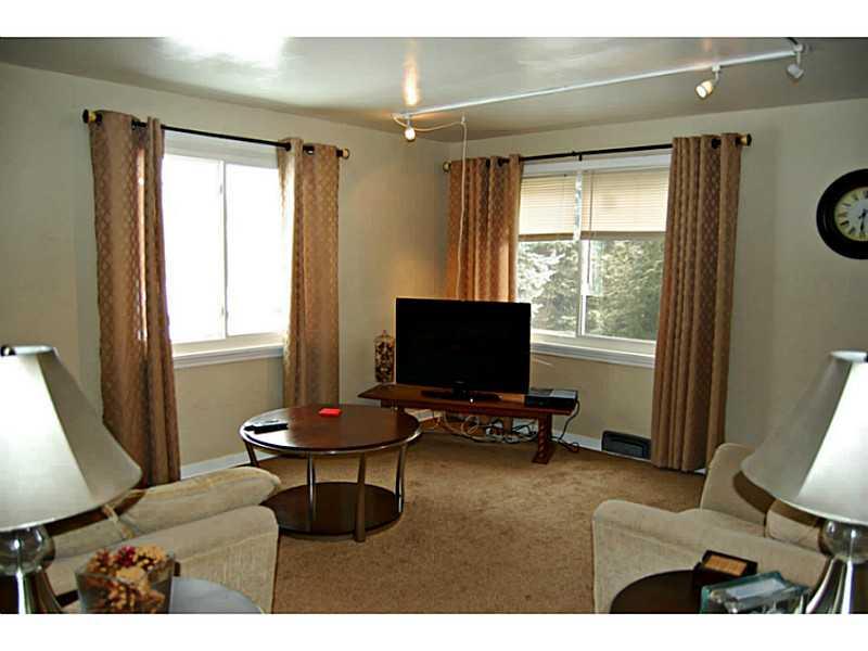 986 Cochrans Mill Road Pittsburgh, PA 15236 - Photo 5 of 25 Living Room.