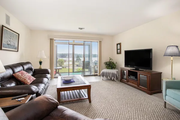 $210,900 | 225 West Columbia Avenue, Unit 6, Battle Creek, MI 49015