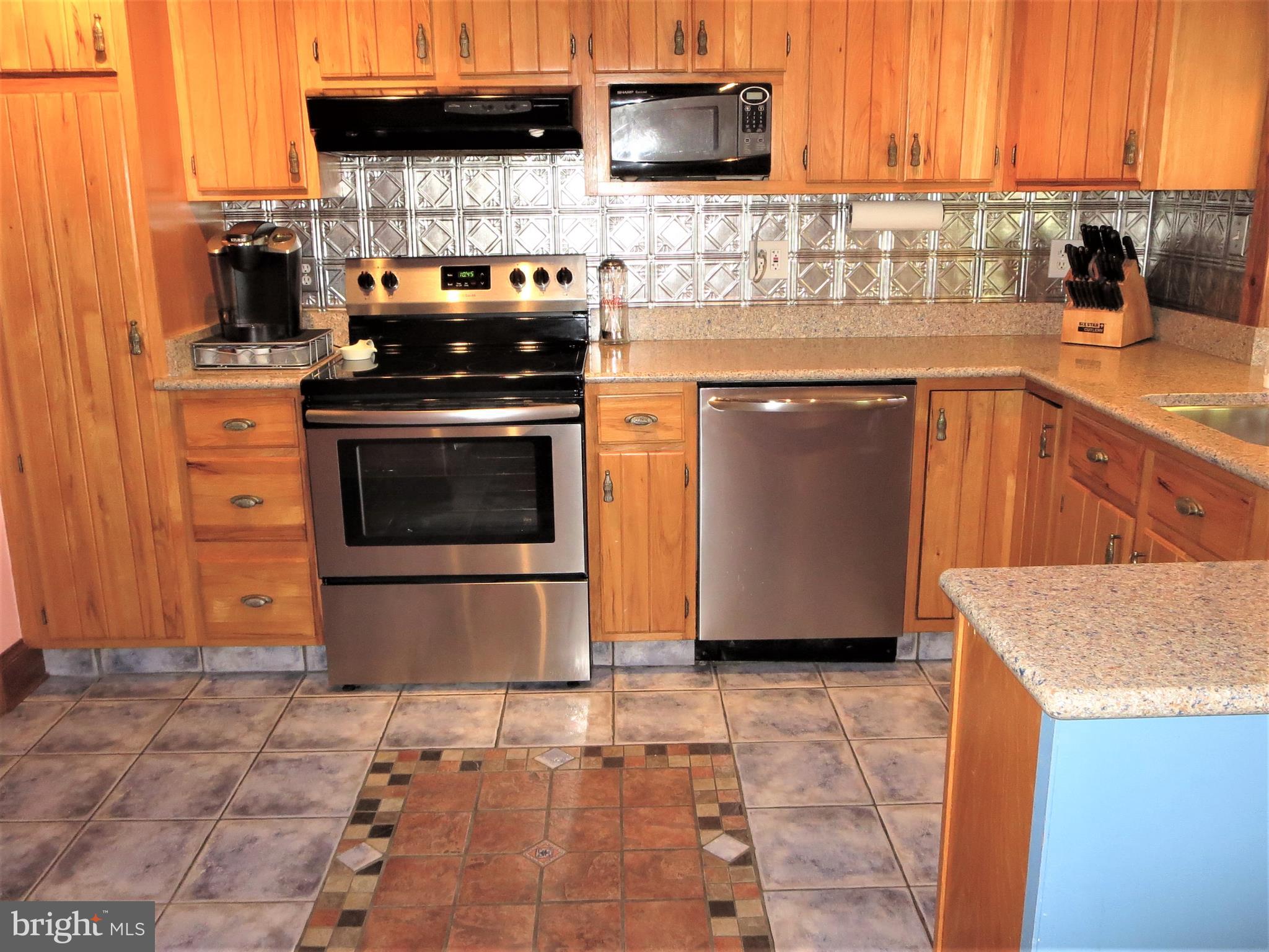 122 Andover Road Fairless Hills, PA 19030 - Photo 10 of 33 Open kitchen w/ quartz counters and breakfast bar
