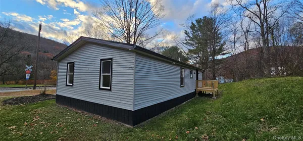a view of a house with a yard