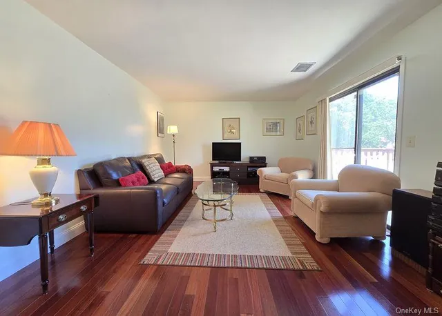 $389,750 | 729 Hilltop Court, Unit 729, Coram, NY 11727