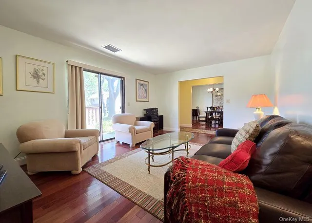 $389,750 | 729 Hilltop Court, Unit 729, Coram, NY 11727