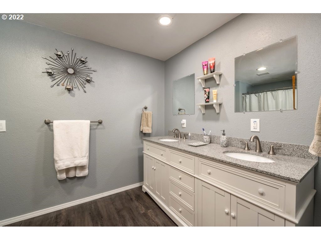 23161 South Schieffer Road Colton, OR 97017 - Photo 19 of 30 Owner's Suite Bathroom