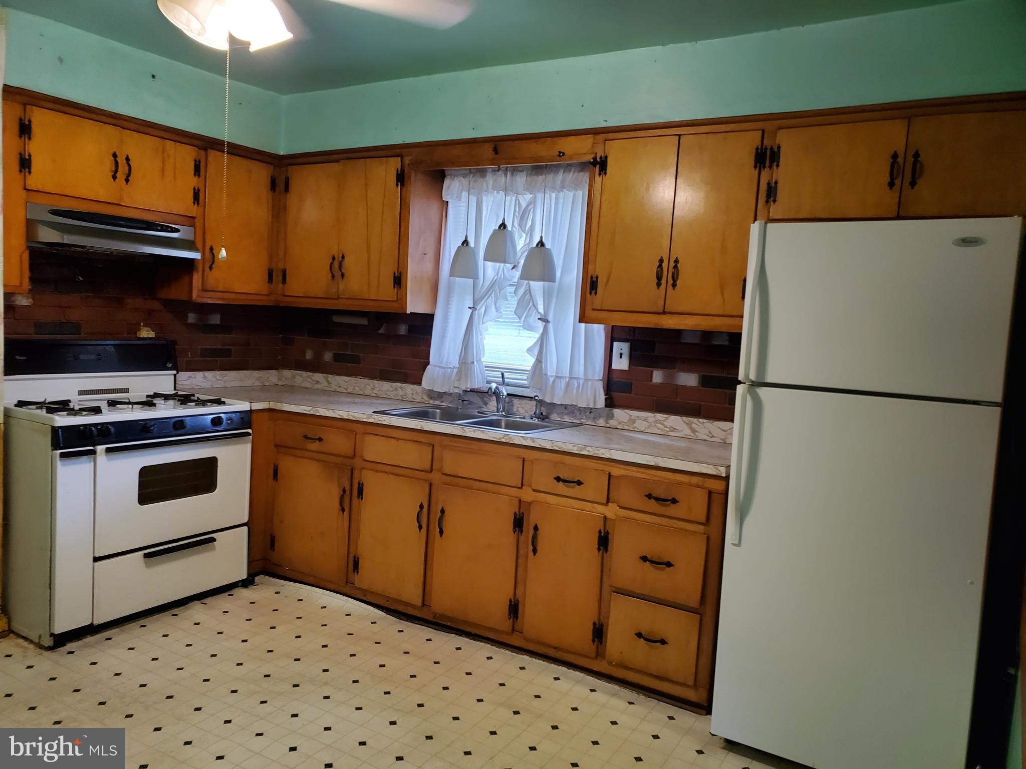 12278 Rixeyville Road Culpeper, VA 22701 - Photo 10 of 13 Country kitchen