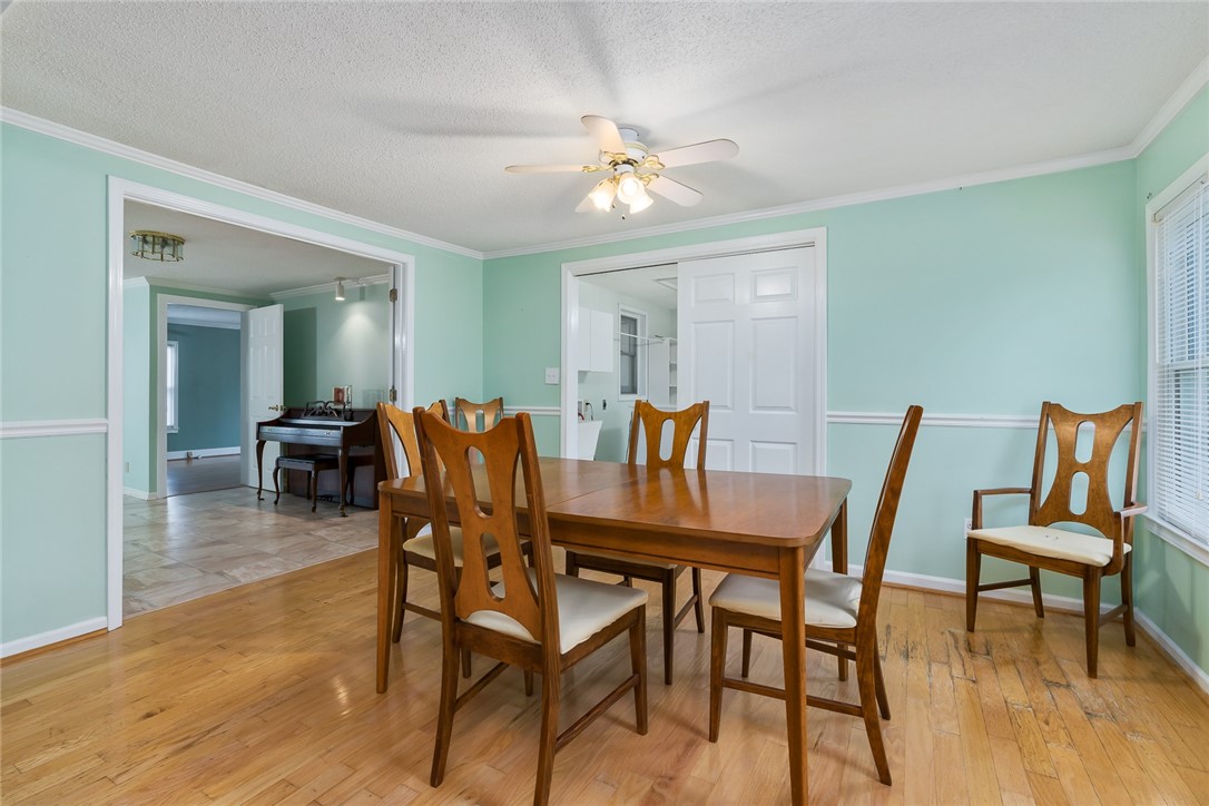140 Fruit Mountain Road Easley, SC 29640 - Photo 11 of 35 Breakfast nook/dining room (table and chairs do no