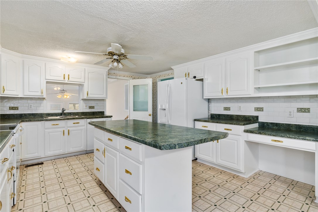 140 Fruit Mountain Road Easley, SC 29640 - Photo 9 of 35 All kitchen appliances convey