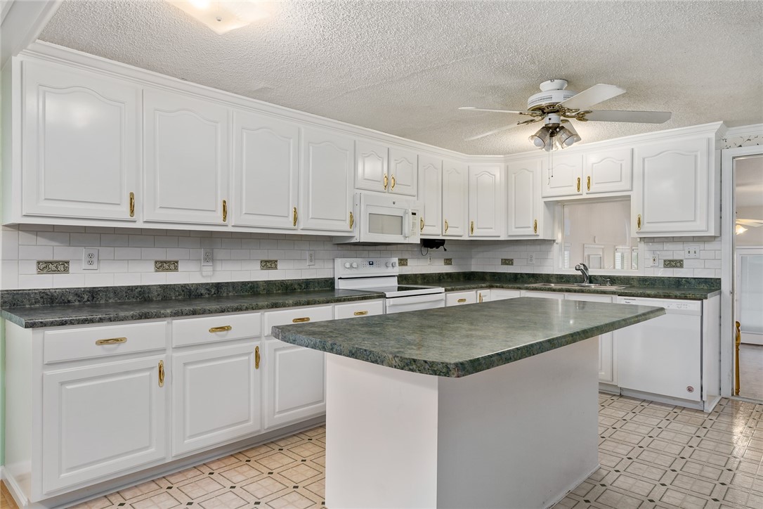 140 Fruit Mountain Road Easley, SC 29640 - Photo 10 of 35 All kitchen appliances convey