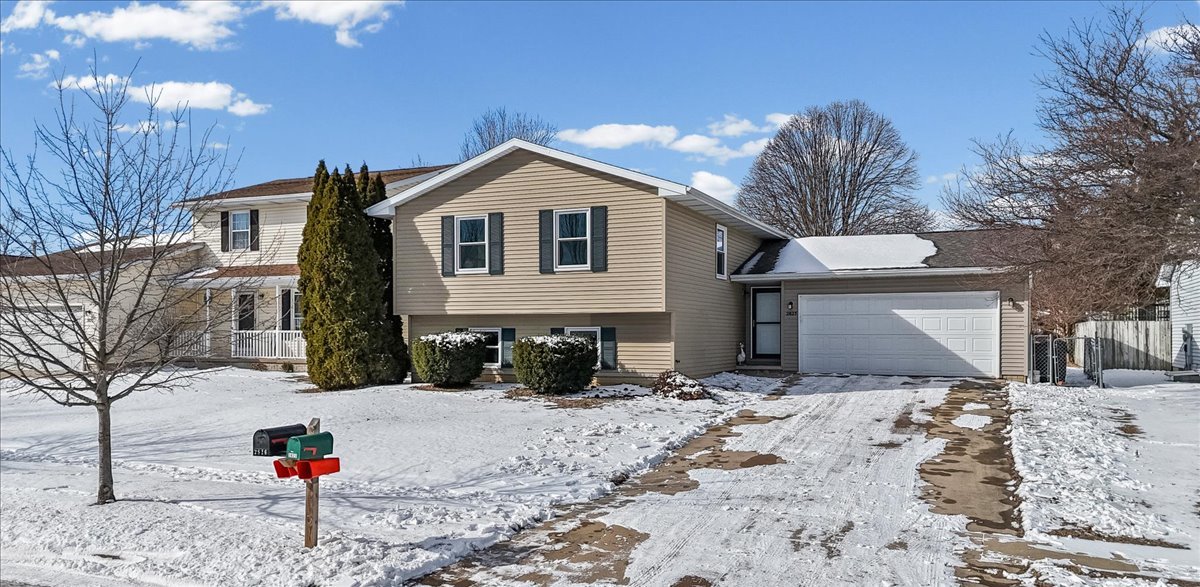 2823 Rutherford Drive Bloomington, IL 61705 - Photo 2 of 38