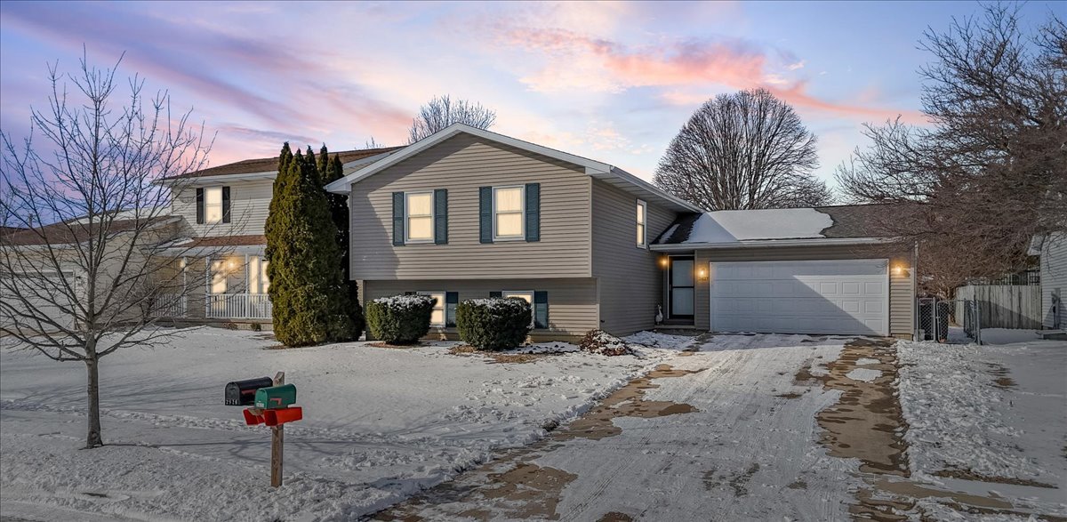 2823 Rutherford Drive Bloomington, IL 61705 - Photo 4 of 38