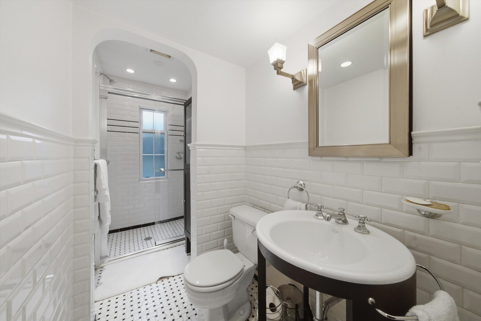 327 Selborne Road Riverside, IL 60546 - Photo 19 of 40 Gallery Image 19