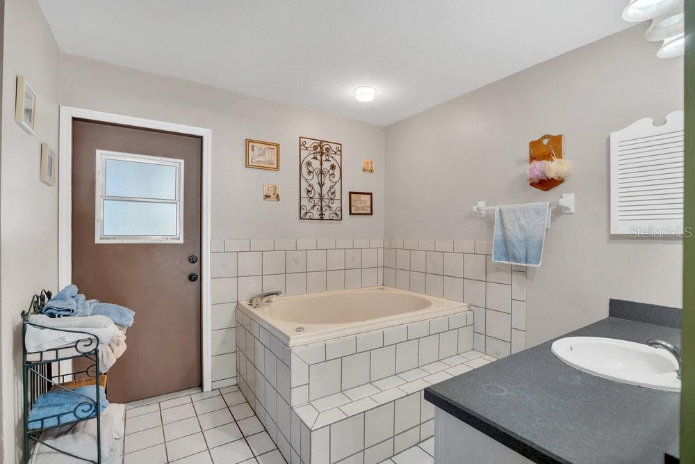 90 Sundown Road DeBary, FL 32713 - Photo 18 of 36 a bathroom with a sink a toilet and bathtub