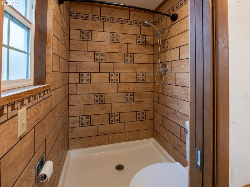2563 York Street Eugene, OR 97404 - Photo 25 of 44 a bathroom with a bathtub and shower