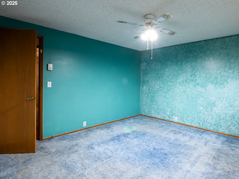 2563 York Street Eugene, OR 97404 - Photo 27 of 44 an empty room with a ceiling fan and a window