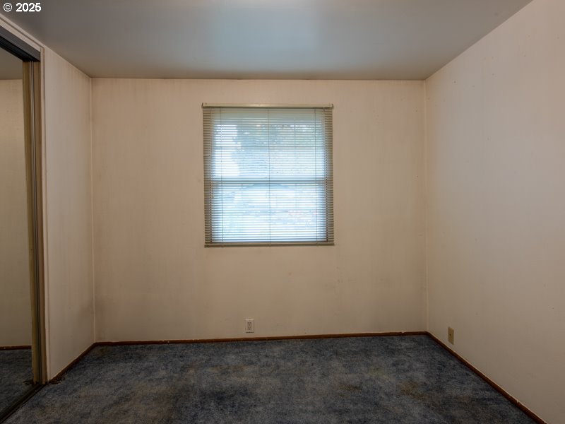 2563 York Street Eugene, OR 97404 - Photo 33 of 44 an empty room with a window