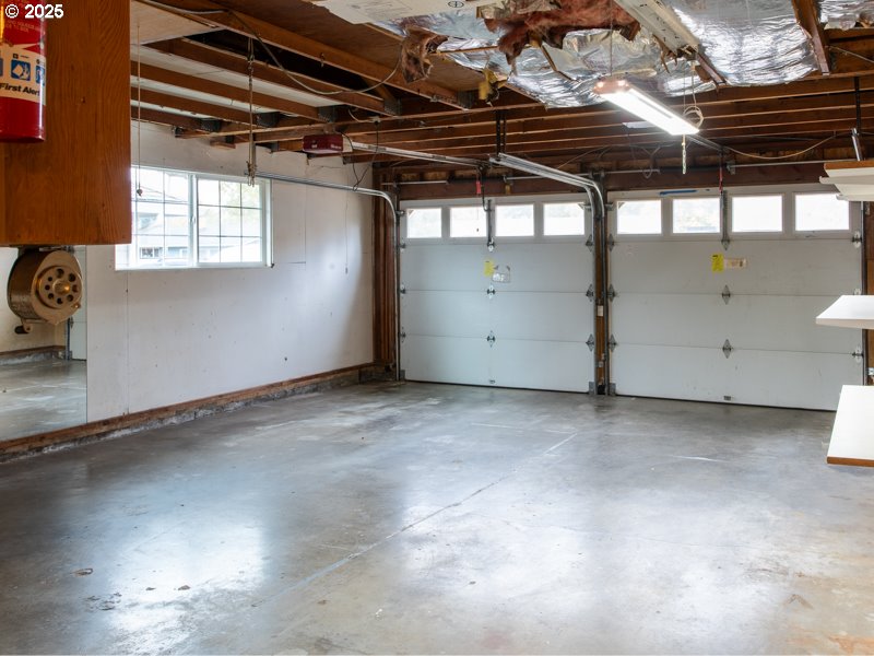 2563 York Street Eugene, OR 97404 - Photo 37 of 44 a view of a garage