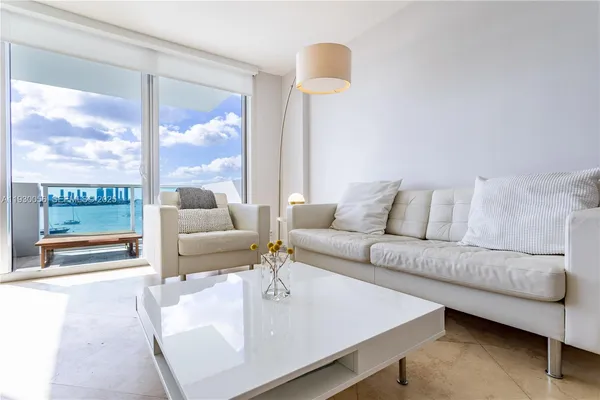 $5,250 | 1200 West Avenue, Unit 526, Miami Beach, FL 33139