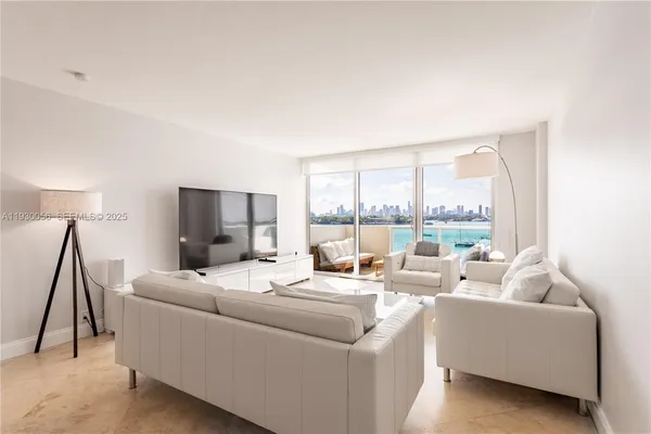 $5,250 | 1200 West Avenue, Unit 526, Miami Beach, FL 33139
