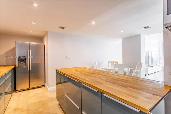 $5,250 | 1200 West Avenue, Unit 526, Miami Beach, FL 33139