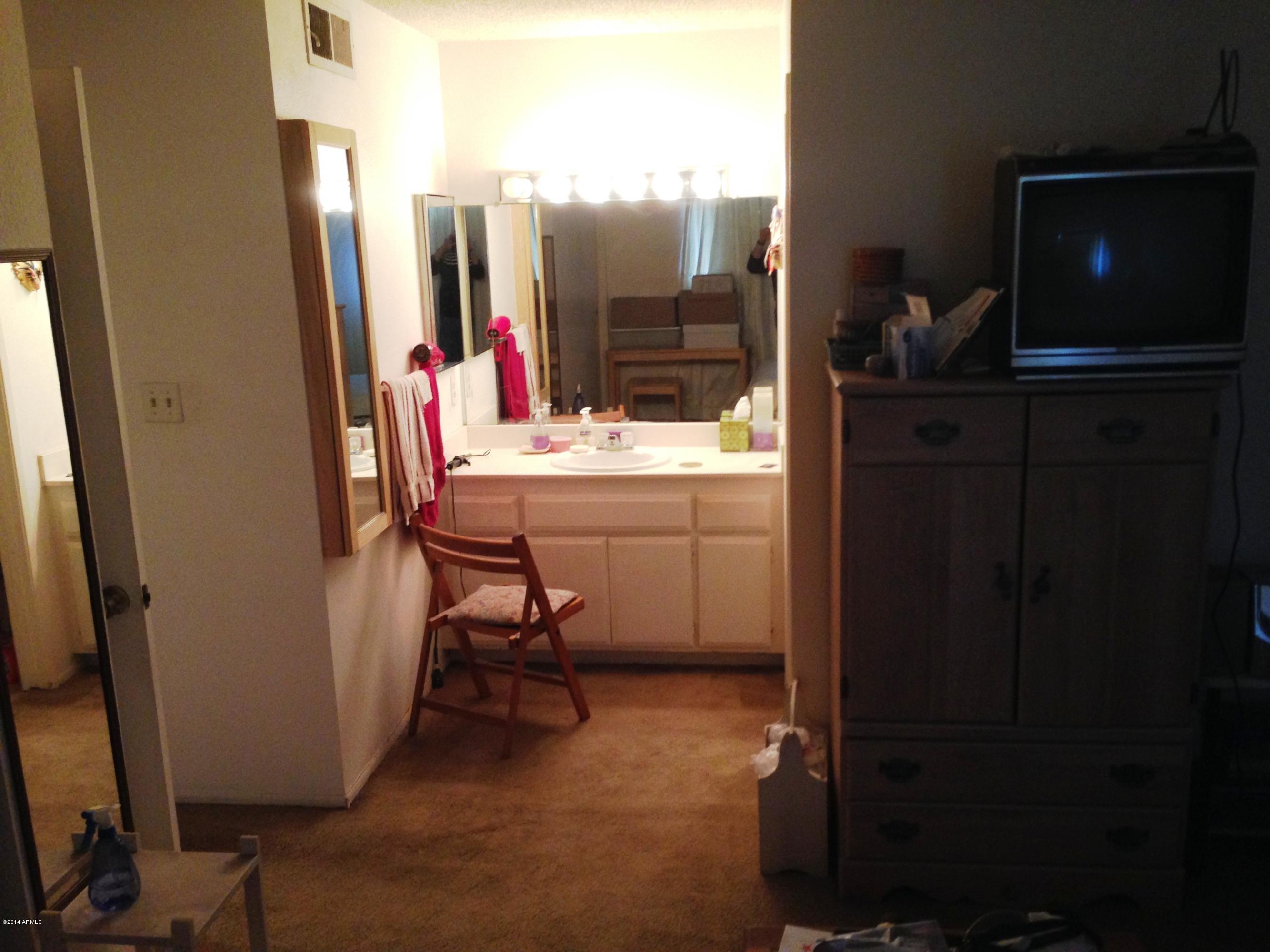 5525 East Thomas Road, Unit 8 Phoenix, AZ 85018 - Photo 8 of 12 2014-02-08 13