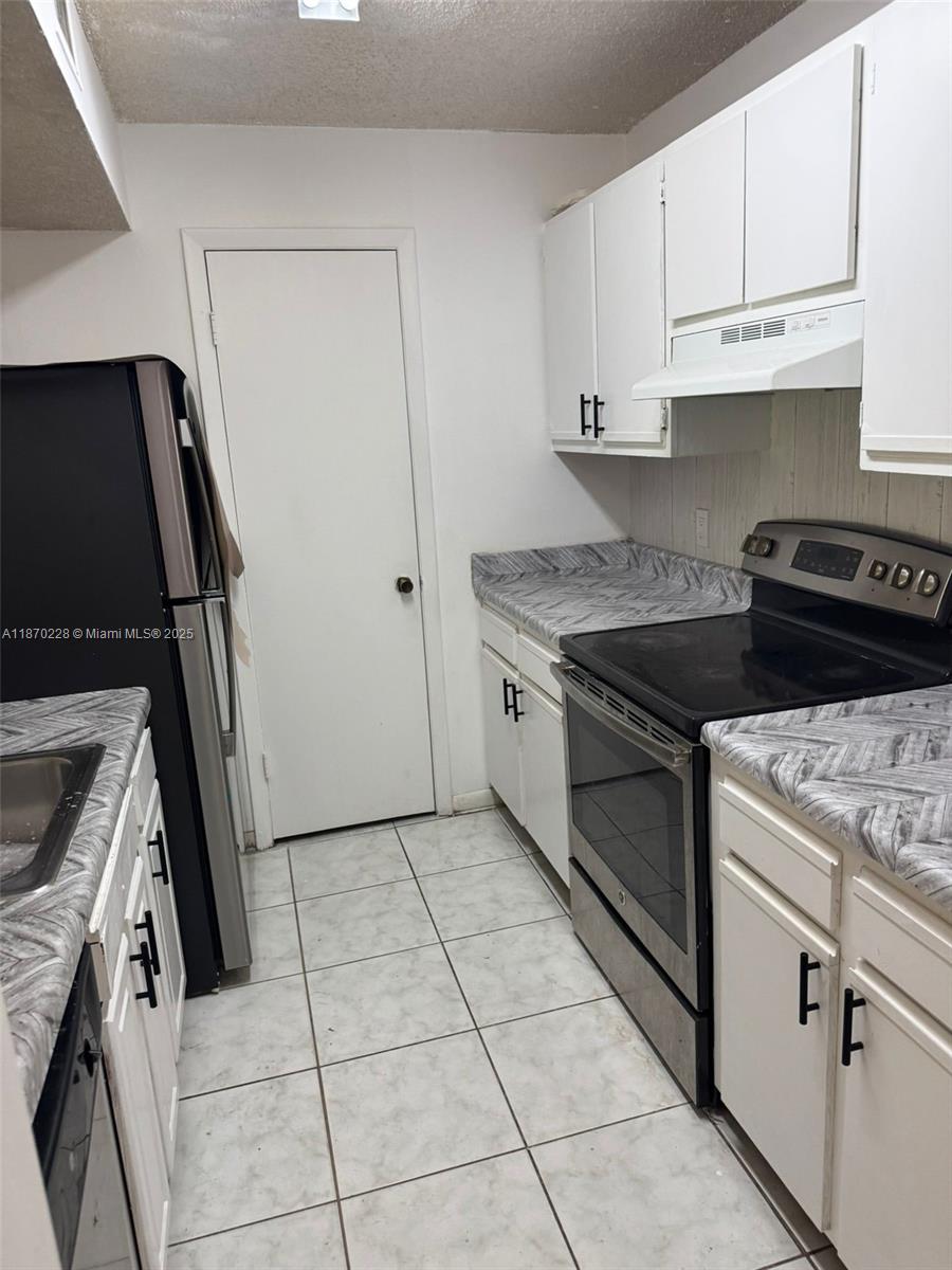 4341 West McNab Road, Unit 27 Pompano Beach, FL 33069 - Photo 15 of 50 a kitchen with cabinets and appliances