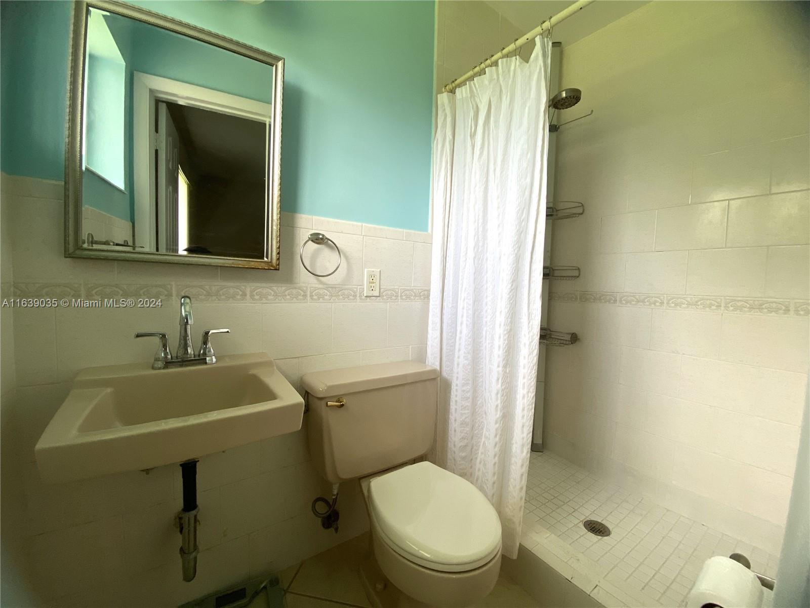 14550 English Road Miami Lakes, FL 33014 - Photo 12 of 33 Master Bathroom