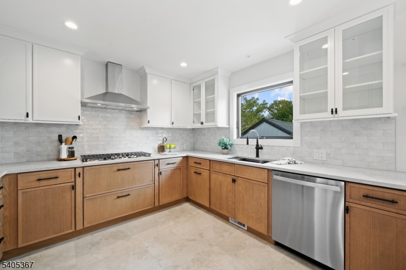 108 Harrington Road Clifton, NJ 07012 - Photo 8 of 41