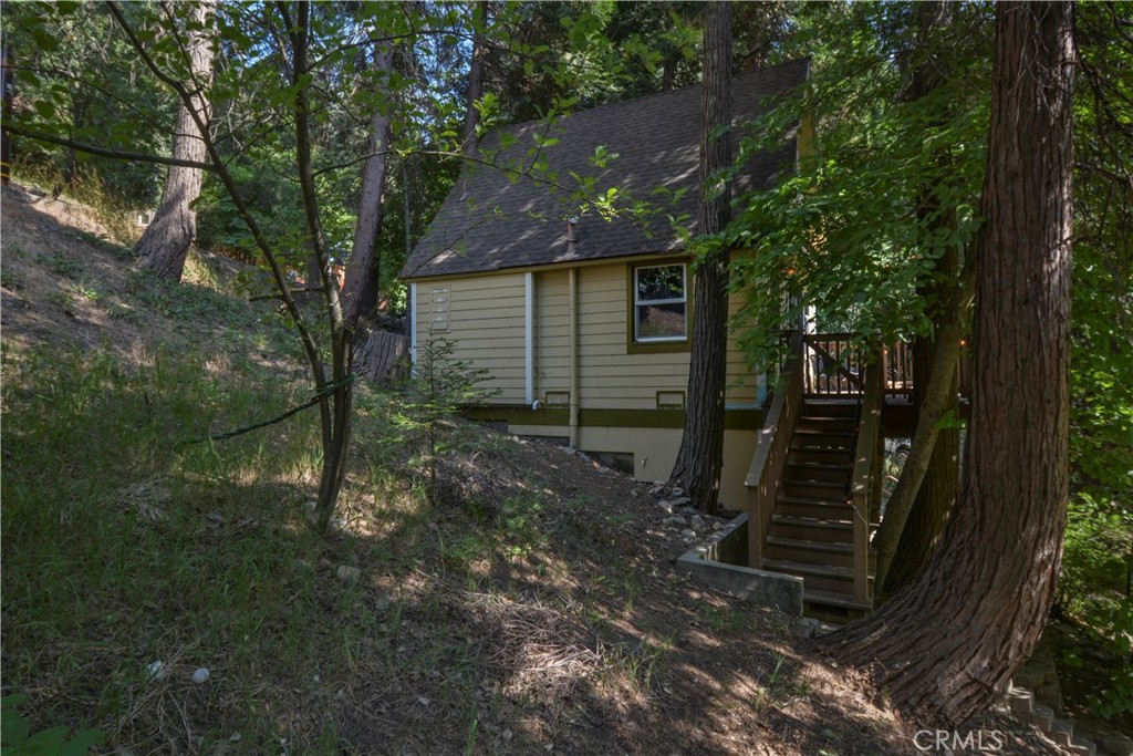 761 Arrowhead Villa Road Lake Arrowhead, CA 92352 - Photo 31 of 31 a view of a backyard