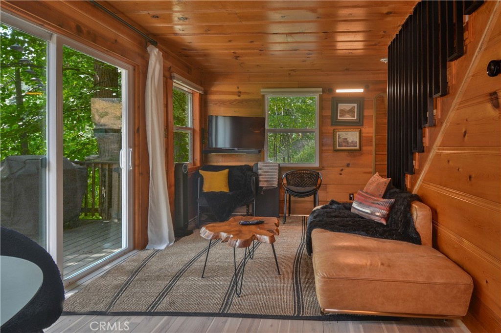 761 Arrowhead Villa Road Lake Arrowhead, CA 92352 - Photo 4 of 31 a building outdoor space with patio furniture