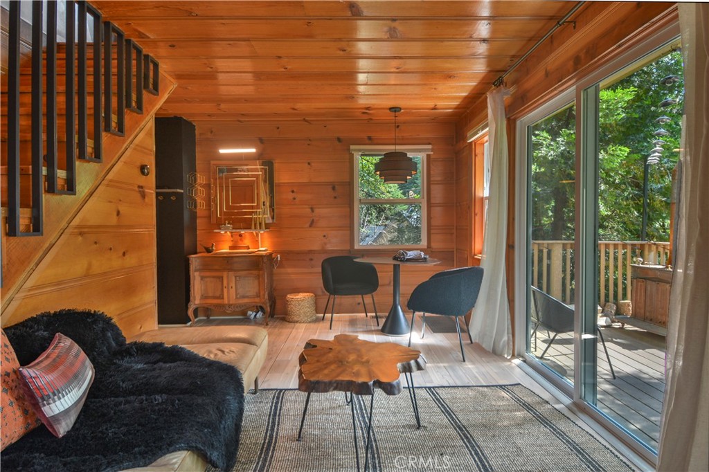 761 Arrowhead Villa Road Lake Arrowhead, CA 92352 - Photo 6 of 31 a outdoor living space with furniture and garden view